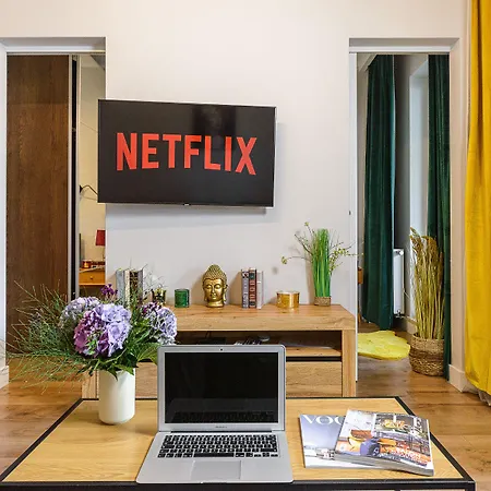 Lumina Near Uprising Museum ורשה